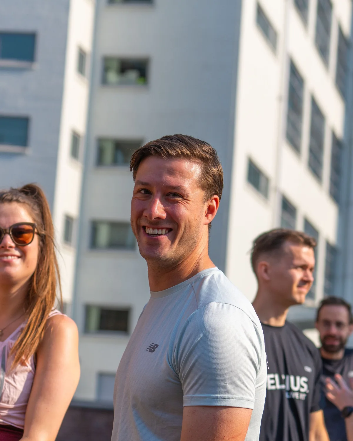 Axel lachend voor een Lightmile-run